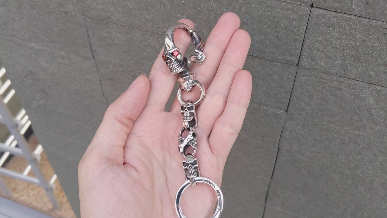 デビルスカル シルバーキーチェーン — レッドアイ ゴシック キーホルダー