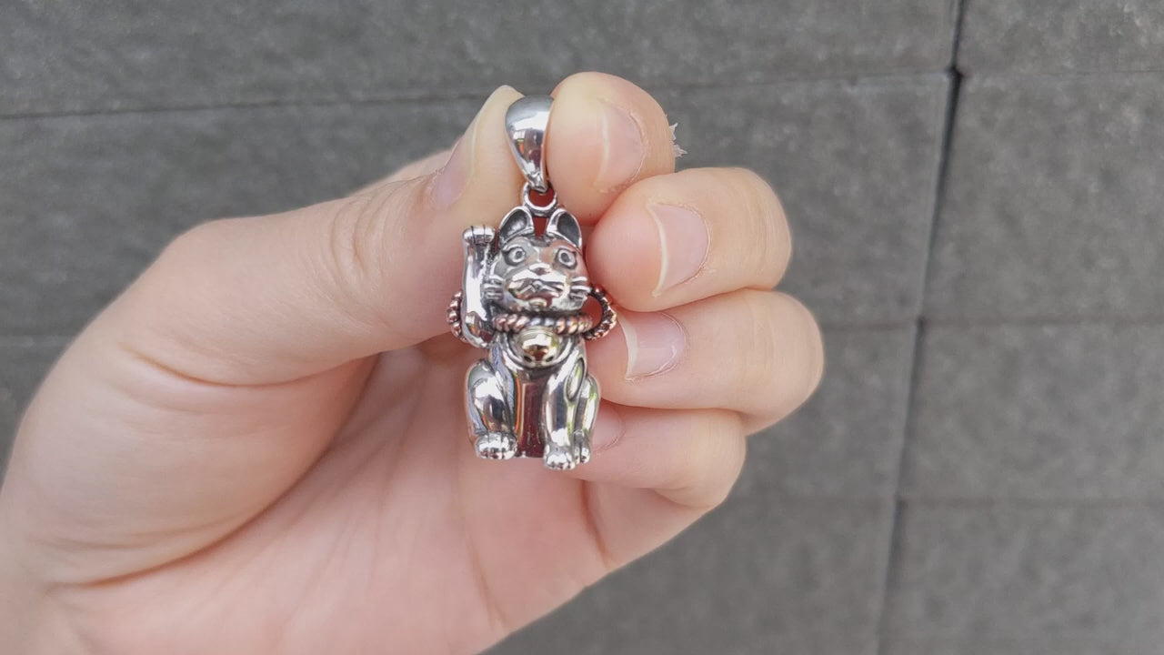 招き猫ペンダント — スターリングシルバー製ラッキーキャット