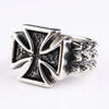 Photo produit de la bague biker punk en argent avec Croix de Fer, détails oxydés et anneau à épines sur fond blanc