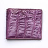 Vista frontal de una billetera plegable para hombre, confeccionada en auténtica piel de cocodrilo en un profundo tono púrpura ciruela.
