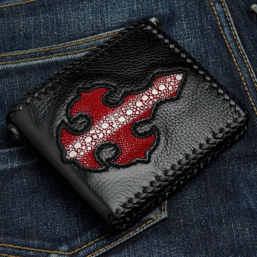 Pohled zepředu na peněženku Row Red Cross Stingray Leather Biker Wallet s ručně tkanými okraji