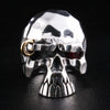 Un anello da occhio a teschio rosso di stile punk premium, con una texture ruvida e facettata e un piercing d'oro ribelle.