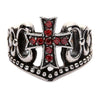 Forsidevisning af Red Garnet 925 sterlingsølv korsring med ni manuelt indfattede cubic zirconia-sten mod oxiderede detaljer.