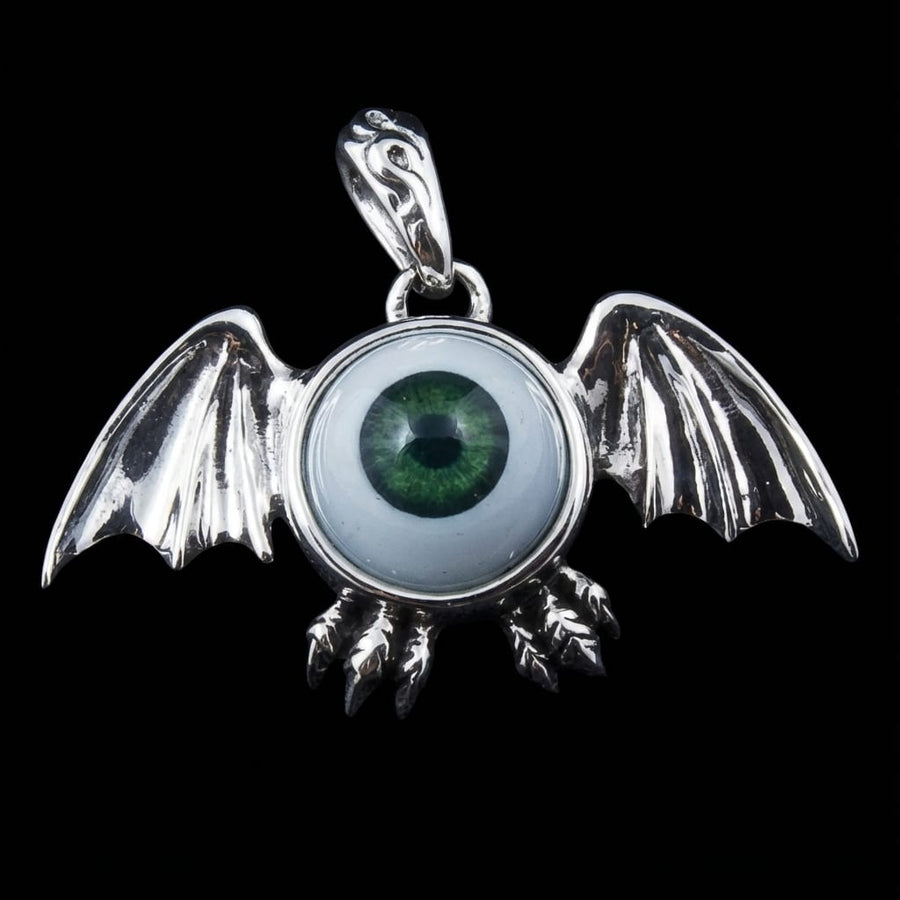 Pandantiv liliac gotic din argint sterling cu glob ocular verde vibrant, aripi detaliate și gheare, fotografiat frontal pe fundal negru