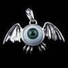 Sterlingsilver gotisk fladdermus-hänge med livlig grön ögonglob, detaljerade vingar och klor, fotograferad framifrån mot svart bakgrund
