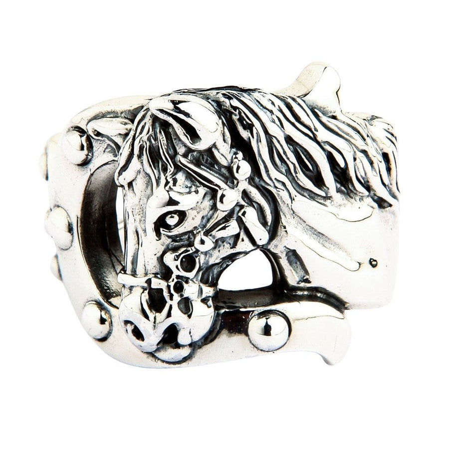 Přední strana prstenu Rocker Horse Ring ze sterlingového stříbra s detailně propracovanou koňskou hlavou v rámu podkovy s nýty.
