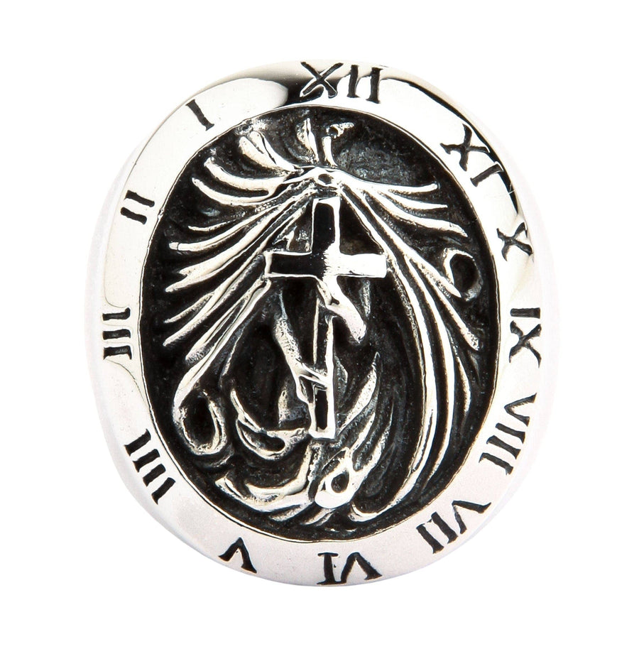 Una vista frontale del grande anello sigillo goticoico numeri romani in argento sterling, che mostra il design "Lotta di Fede".