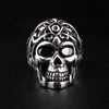 Vooraanzicht van een sterling zilveren schedelring met een ingewikkelde Romeinse centurio-helm en ogen van rode granaatsteen.