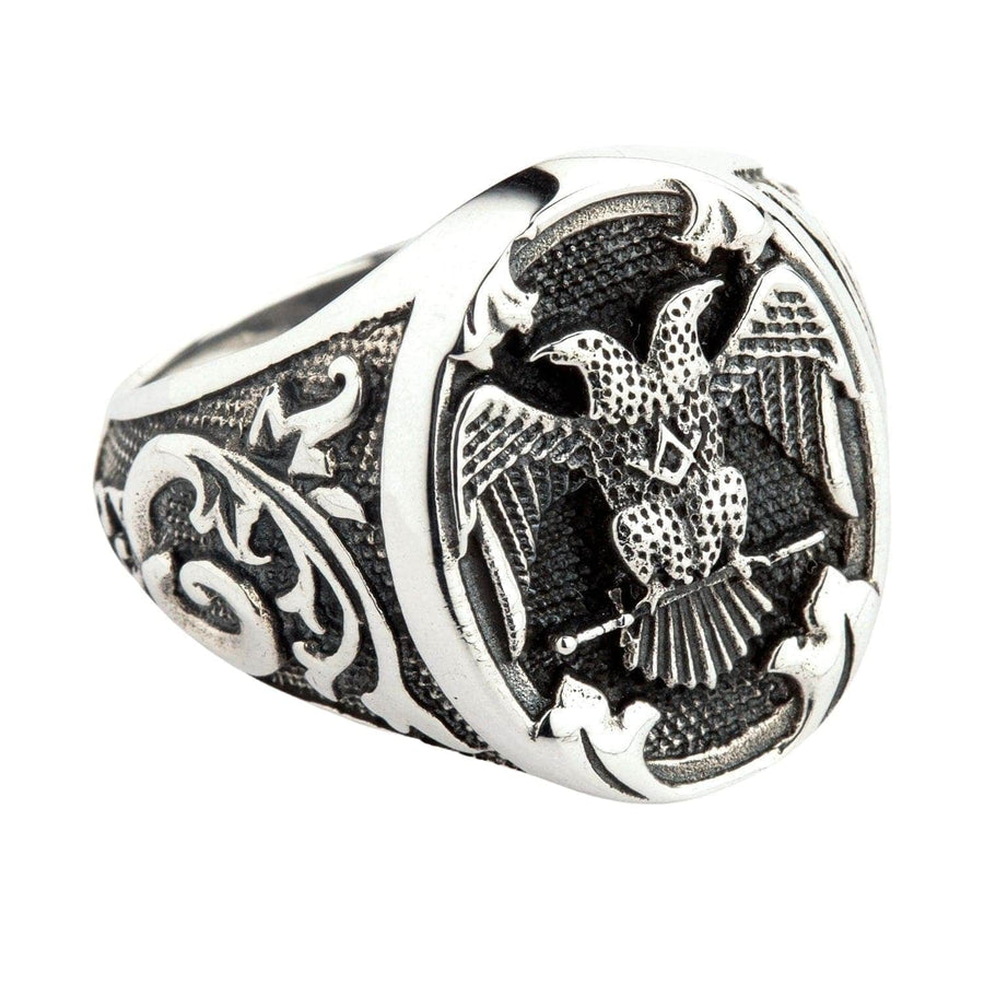 Un solido anello in argento sterling a doppia testa di aquila Scottish Rite con incisioni floreali decorative sui lati.