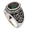 Un anillo de plata esterlina sólida de la Rito Escocés con un gran zafiro místico iridescente y multicolor.