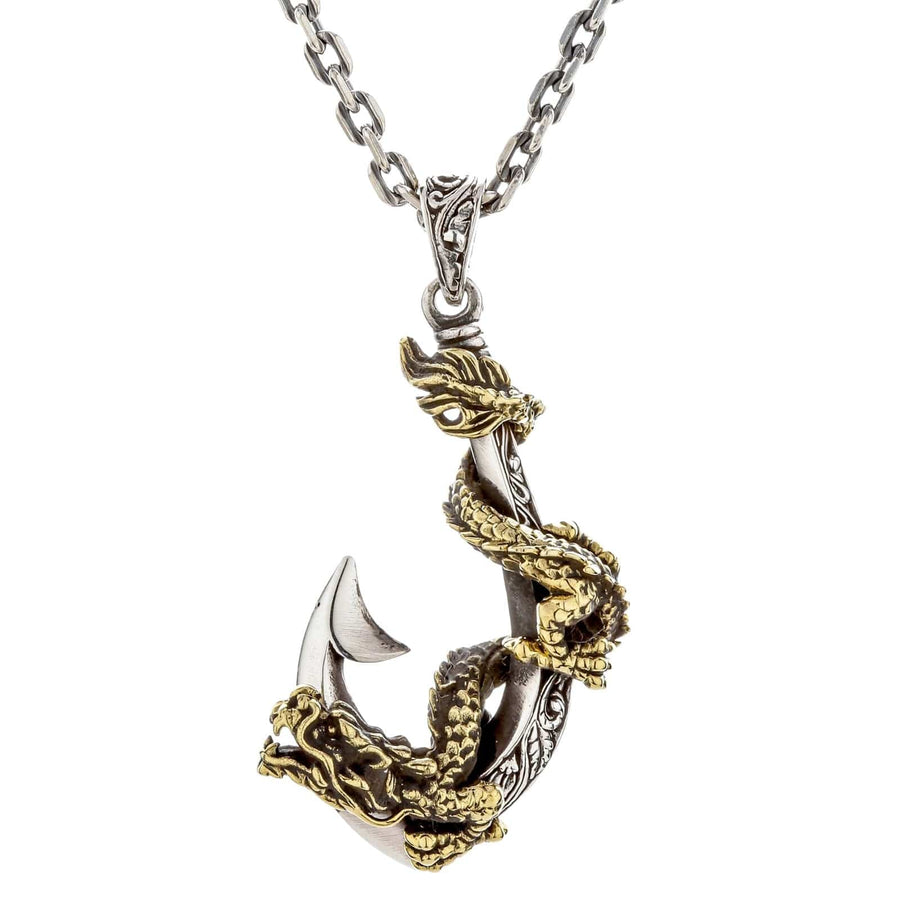Vue de face du collier dragon en argent sterling et laiton avec un motif en forme d'hameçon.