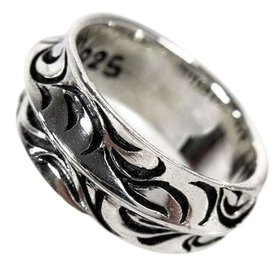 Vedere în unghi a unei verighete din argint sterling de 10mm cu model de valuri continuu profund sculptat și văi umbrite.