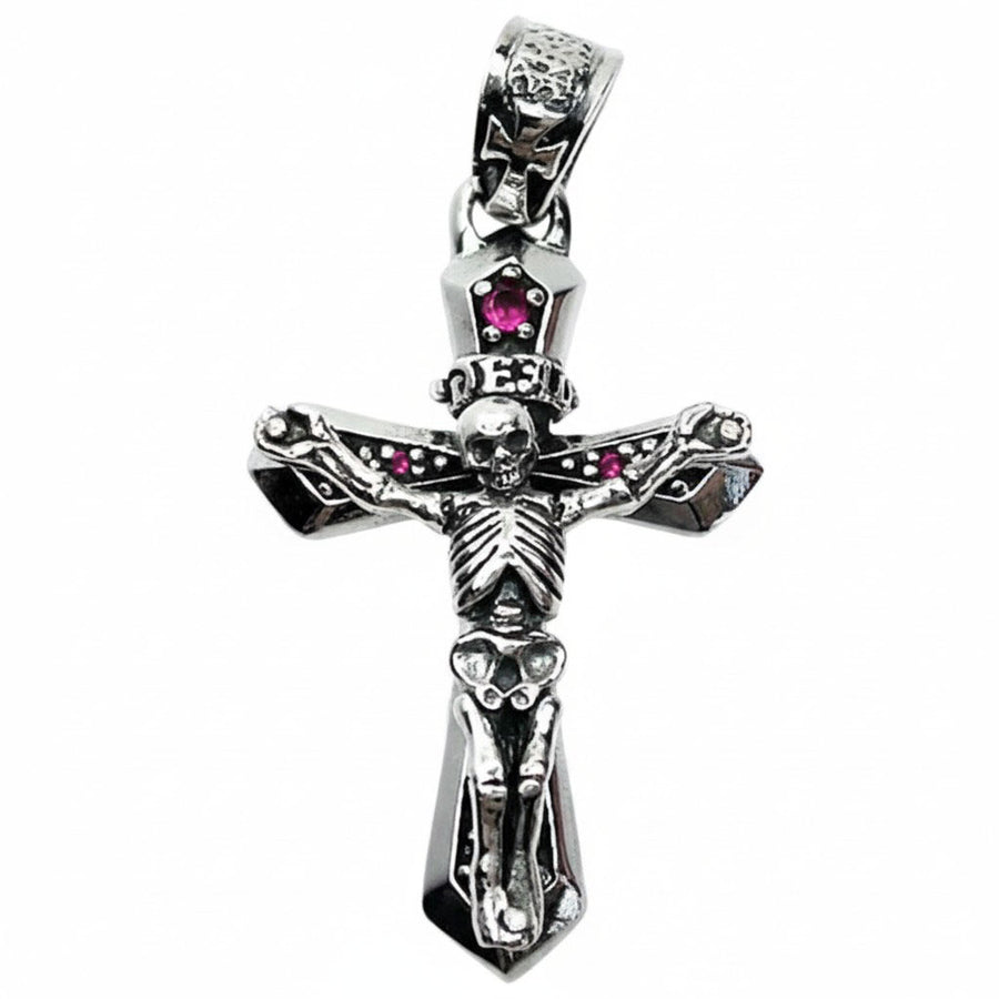 Frontet af sterling silver skellet kors halskæde med en rød rubin CZ-sten og detaljerede skalledetaljer.