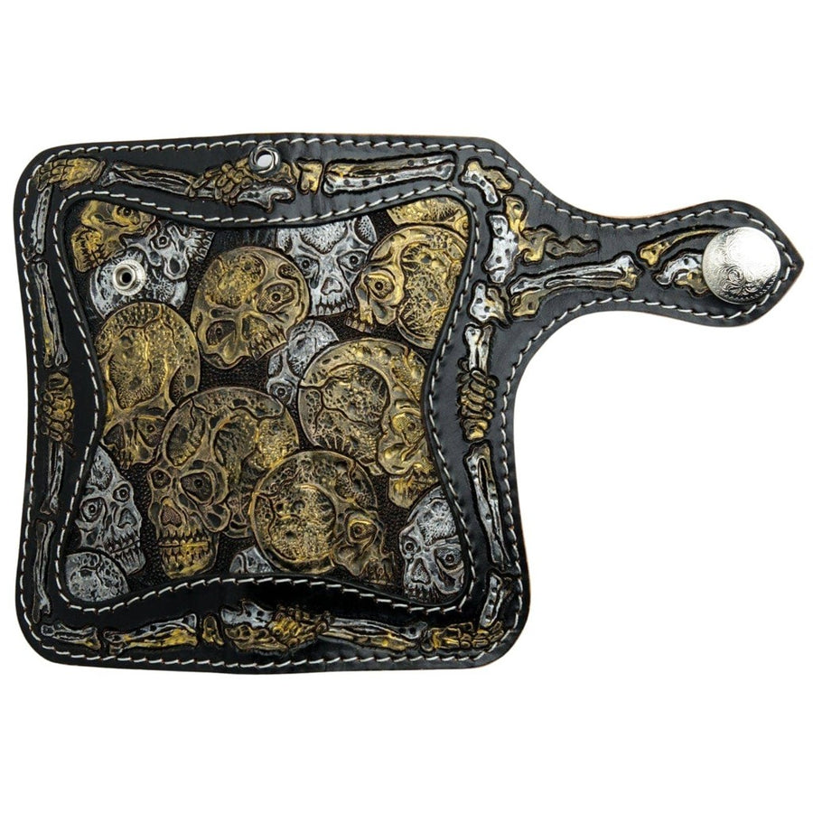 Porte-feuille biker en cuir tête de mort squelette ouvert à plat, révélant une gravure artisanale détaillée de crâne et d'ossements sur cuir de vachette noir.