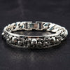 Bracelet Skull ID en argent sterling 925 avec chaîne à maillons cubains, vue de face sur cuir noir