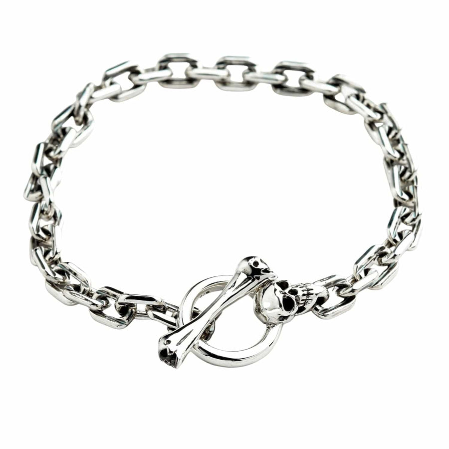 Top udsigt over kraniet T-bar sterling sølv armbånd med kæde lagt i en cirkel.