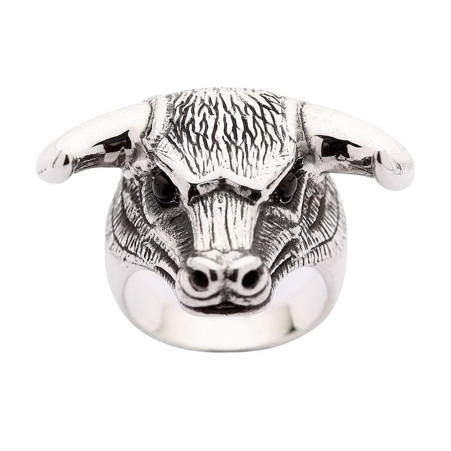 Un inel solid din argint sterling cu un cap de taur, având ochi din onix negru autentic și blană detaliată, cu o textură robustă.
