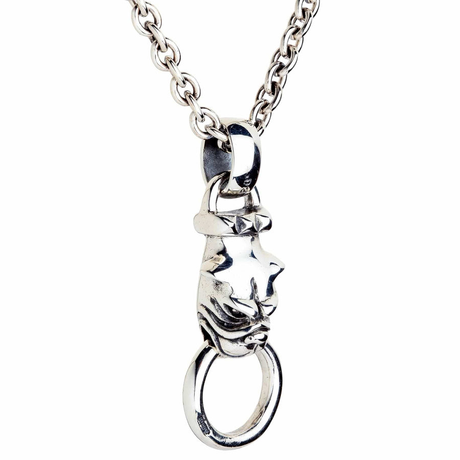 Vue en angle d'un pendentif en forme de tête de bouledogue fabriqué à la main avec des rides détaillées