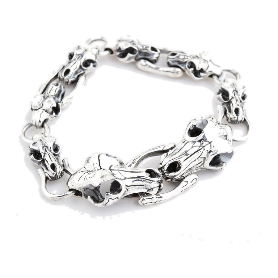 Rundum-Ansicht des Tierschädel-Armbands aus 925er Silber mit geschnitzten Schädelgliedern und knochenförmigen Haken