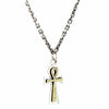 Il ciondolo Ankh in argento sterling e ottone sospeso a una catena in argento.