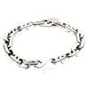 Un lourd bracelet chaîne de moto en argent sterling avec un fermoir à crochet en S, présenté sur un fond blanc.