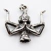 Vue de face du pendentif Brahma en argent massif .925, arborant des visages sculptés multiples et quatre bras joints en signe de prière.