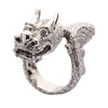 Anello in argento sterling 925 a forma di drago fatto a mano, vista laterale che mostra le squame dettagliate e gli occhi in CZ scintillanti.