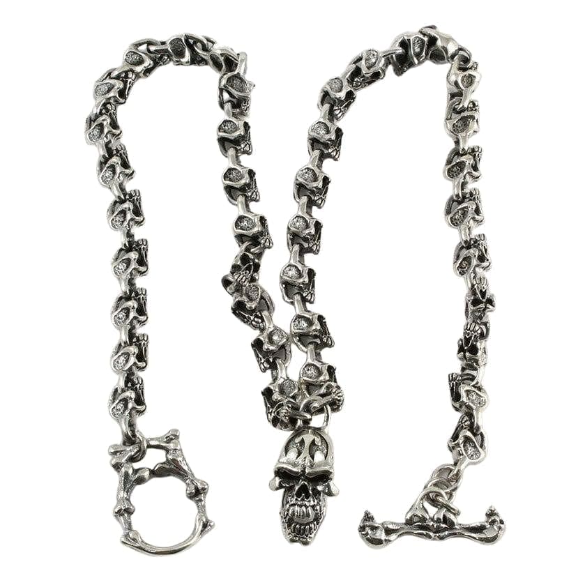 Colar de caveira em chamas em prata esterlina estendido em todo o seu comprimento de 22 polegadas, com argola de ossos numa ponta e barra em T na outra