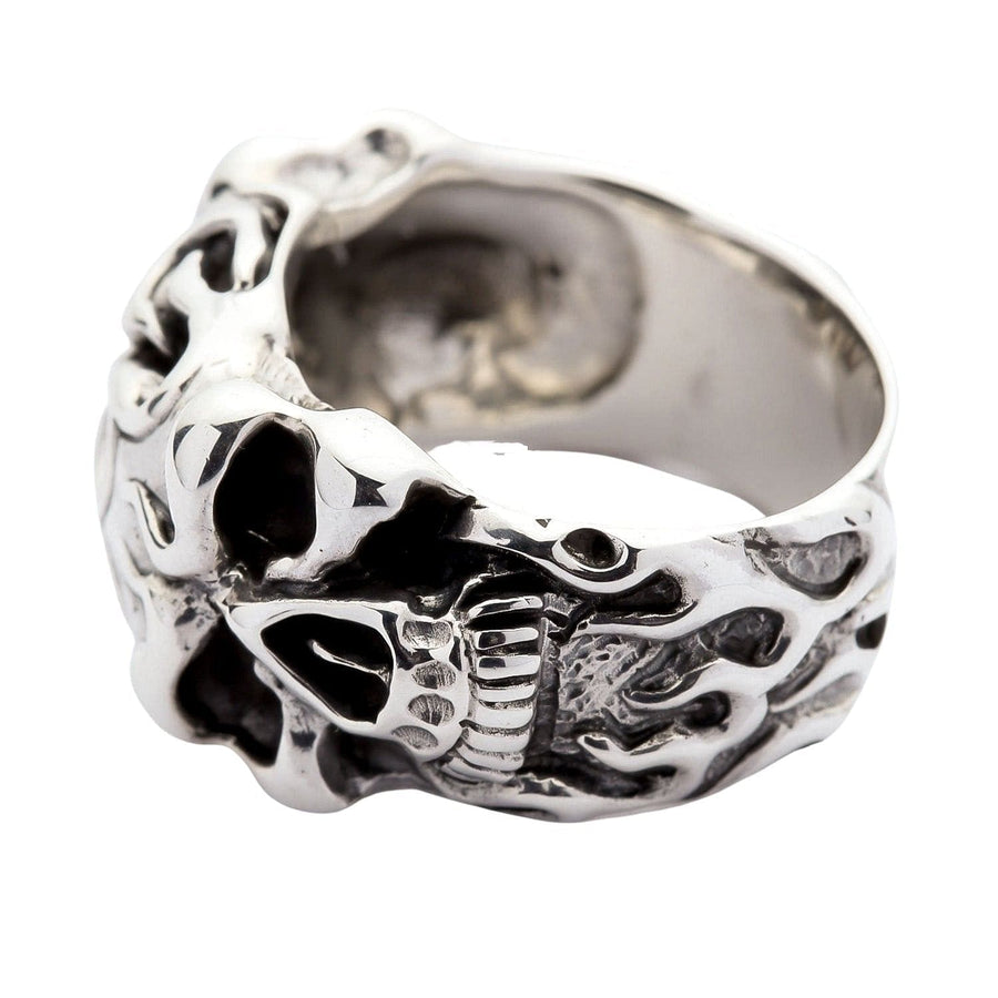 Anello a forma di teschio in argento sterling massiccio con fiamme intricate in stile tribale e una finitura ad alta lucentezza e alto contrasto.