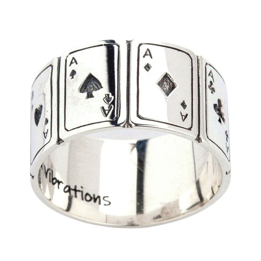 Vooraanzicht van een sterling zilveren ring met een ontwerp van de aas van schoppen en diamanten kaart.