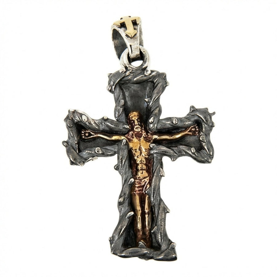 Gotisk krucifiks-vedhæng i 925 sterling sølv med guldbelagt Jesus-figur, set forfra på hvid baggrund