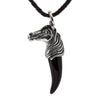 Pendente a forma di testa di cavallo in argento sterling con zanna in onice nero vista frontale su cordino in pelle