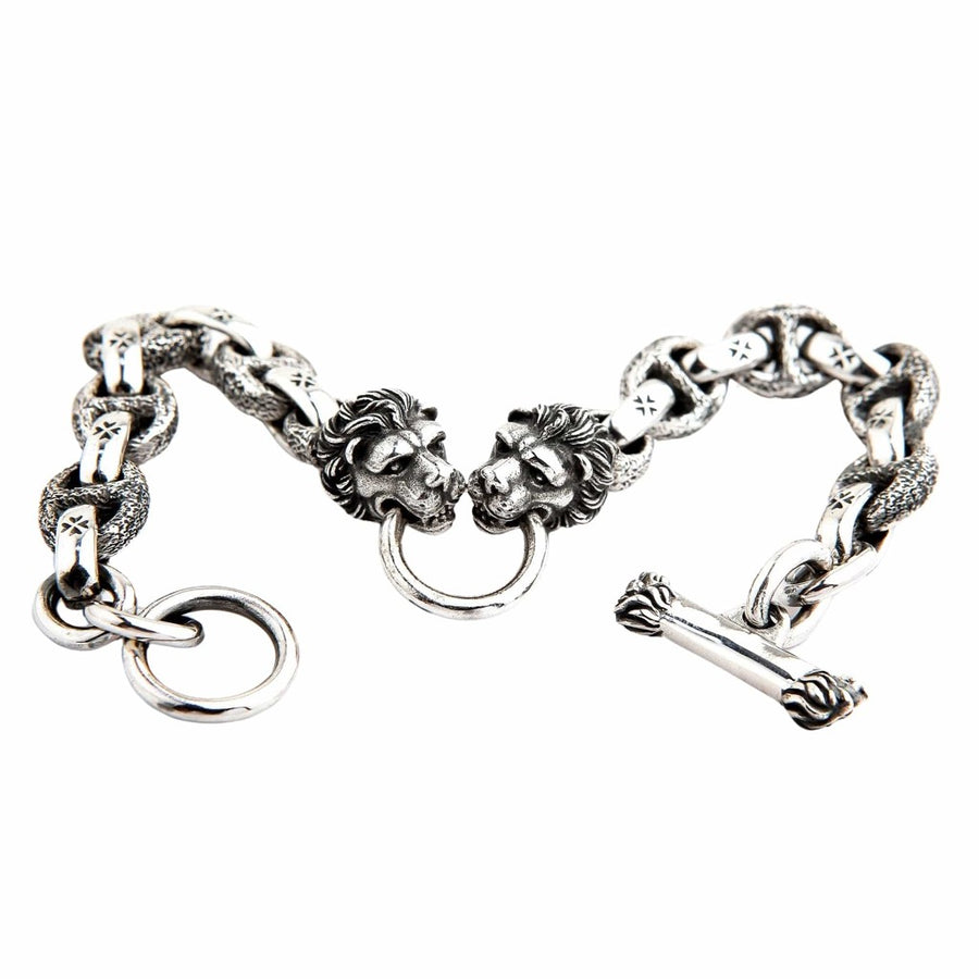 Pulsera de cabeza de león de plata esterlina con cadena de eslabones cruzados, mostrada plana, mostrando cabezas de león duales y cierre en T.