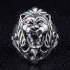 Sterlingsilber-Ring mit Löwenkopf und roten Granat-Augen, Vorderansicht mit brüllendem Löwengesicht und detailreicher Mähne