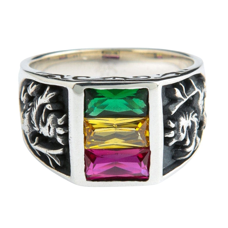 Un anello in argento sterling a forma di Leone di Giuda con pietre preziose colorate Rasta verde, giallo e rosso su uno sfondo bianco.