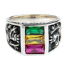 Bague Lion de Juda en argent sterling avec des pierres précieuses vertes, jaunes et rouges de couleur rasta sur fond blanc.