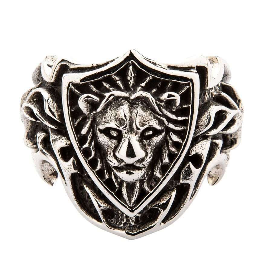 Vista anteriore di anello in argento sterling con una testa di leone all'interno di uno scudo di cavaliere.