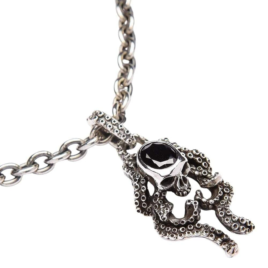 Vedere în unghi a colierului cu craniu de caracatiță din argint sterling, arătând tentacule detaliate