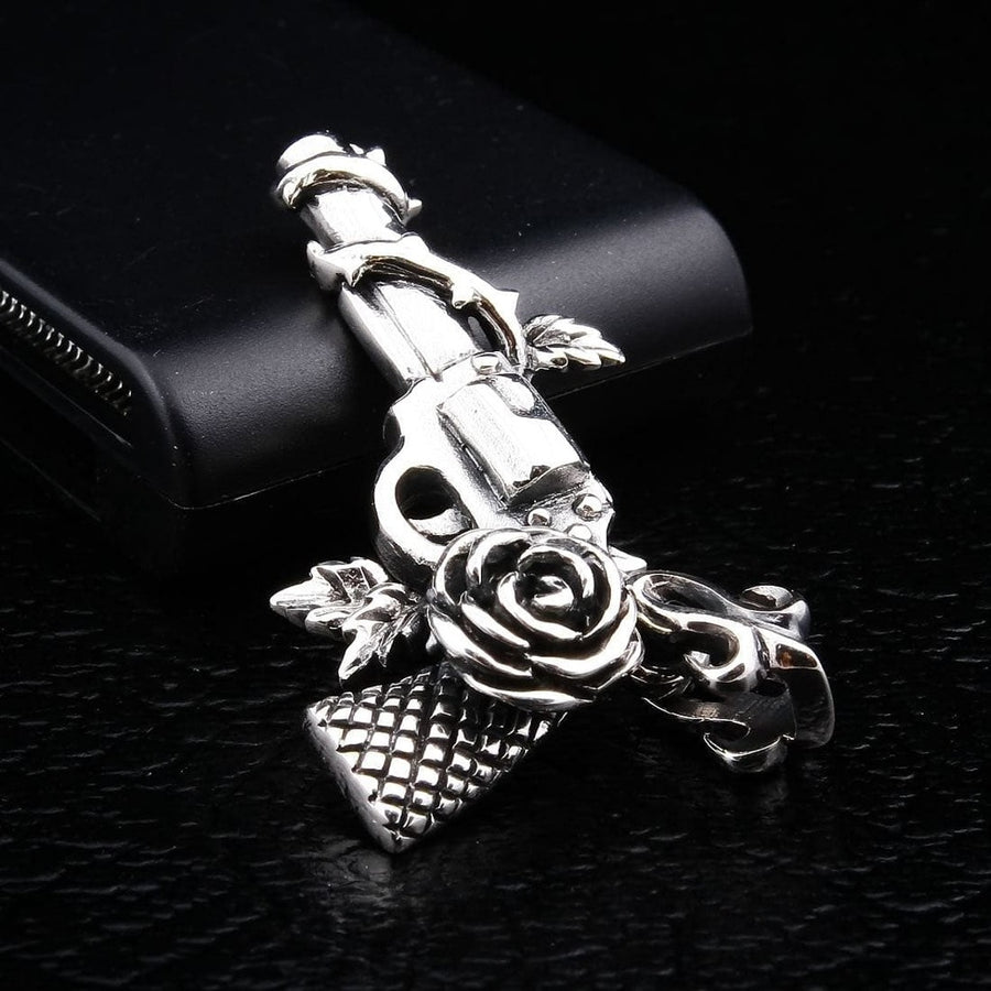 Přívěsek revolver s růží z mincovního stříbra 925 s detailním gravírováním rukojeti