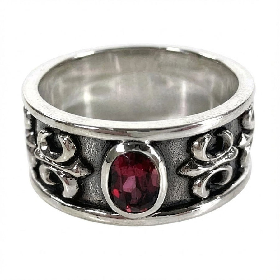 Anillo de banda para hombres de plata esterlina con rubí y diseño de flor de lis vista frontal