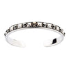 Sterling zilveren schedel armband met piramide studs vooraanzicht met gedetailleerde schedelmotieven