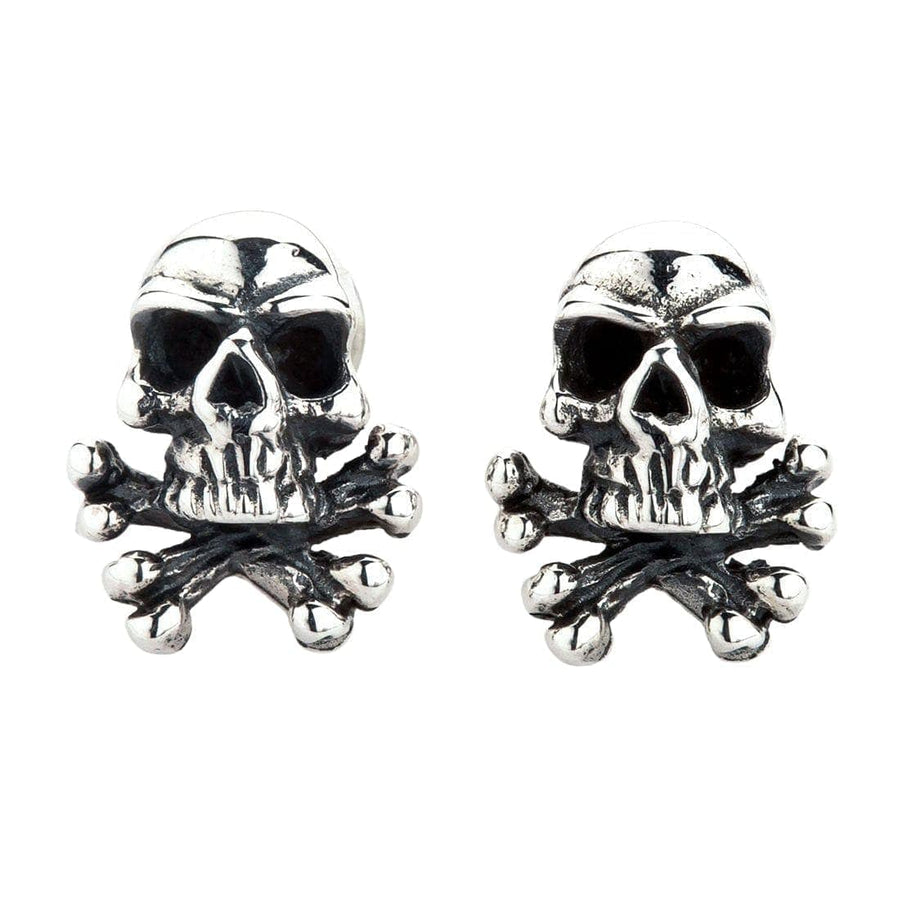 Vue de face des boucles d'oreilles tête de mort en argent sterling avec détails en forme de croix