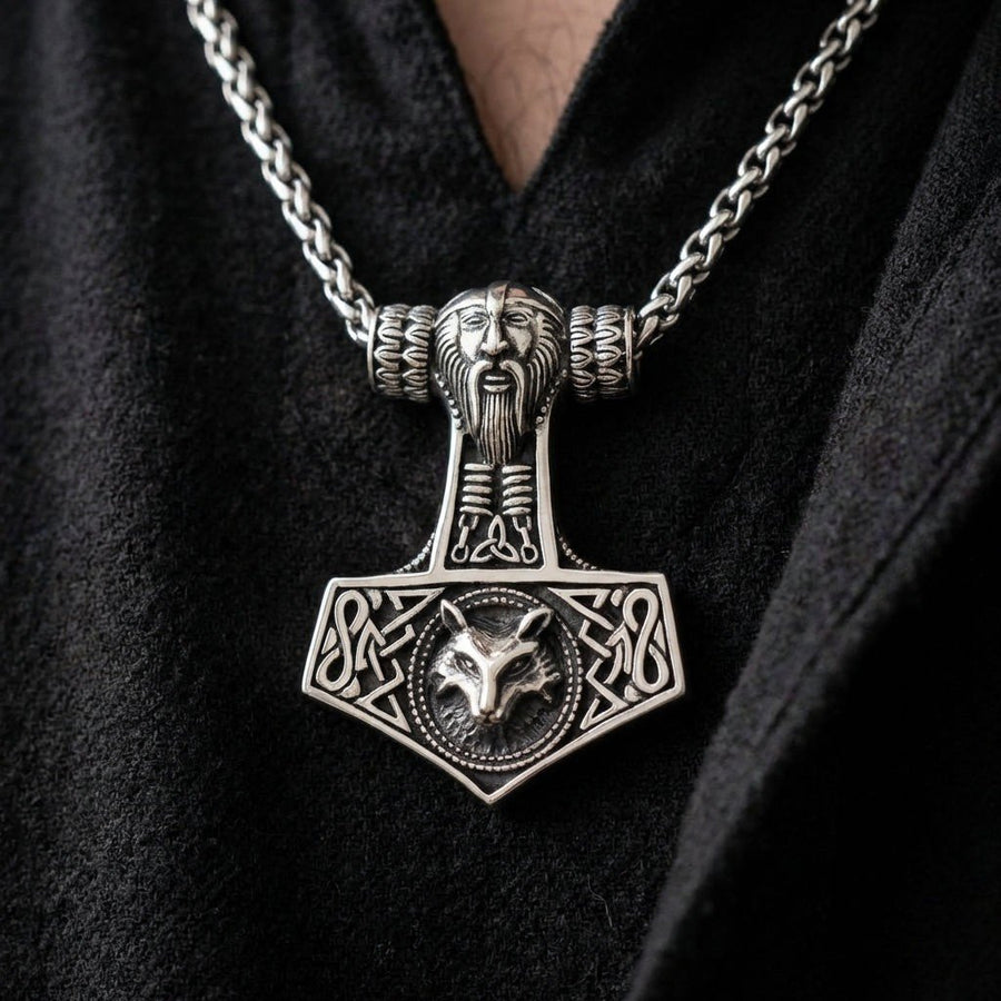 Sterlinghopeinen Mjölnir-riipus ketjussa, kahvassa Thorin kasvot ja pohjassa Fenrir-susi.