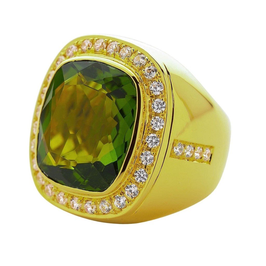 Anello regolabile in metallo Panchdhatu in oro con peridoto Anello regolabile in metallo Panchdhatu in oro con peridoto