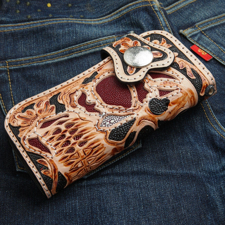 Portefeuille en cuir repoussé à la main haut de gamme, orné d'une tête de mort, d'une incrustation de raie rouge feu et de motifs floraux traditionnels détaillés.