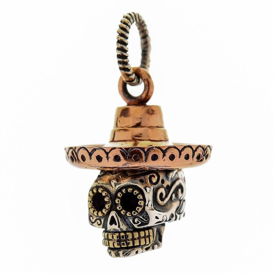Pendentif en forme de crâne de sucre mexicain tri-métallique, fabriqué à la main à partir d'argent sterling, de laiton et de cuivre, avec un sombrero.