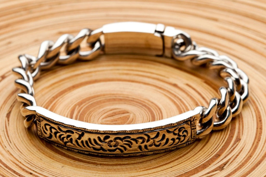 Bracelet d'identification pour homme en argent sterling 925 martelé, avec gravure florale et chaîne gourmette sur surface en bois