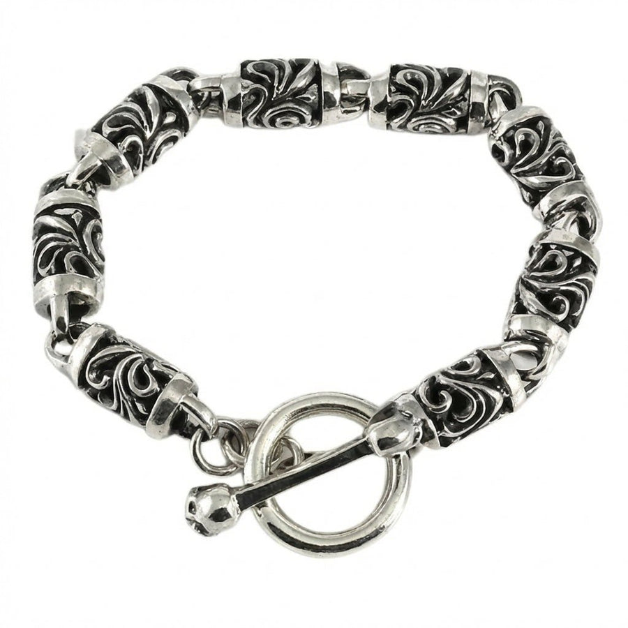Gesamtansicht des Tribal Roller Armbands mit geschnitzten Fassperlen und Totenkopf-T-Bar-Verschluss aus massivem Sterling-Silber