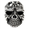 Vista frontal de anillo de calavera en plata de ley 925 con cuencas oculares vacías y diseño tribal en la frente