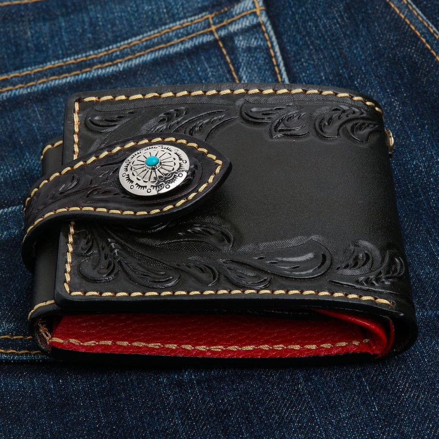 Un monedero de cuero turquesa indio premium, con herramientas a mano, con un interior rojo audaz y un concho de plata.